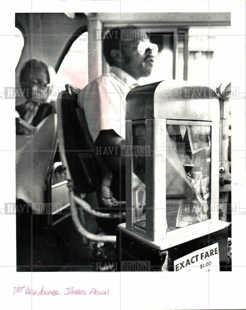 1982 Press Photo Detroit Buses Dollar bills James Penn - Historic Images