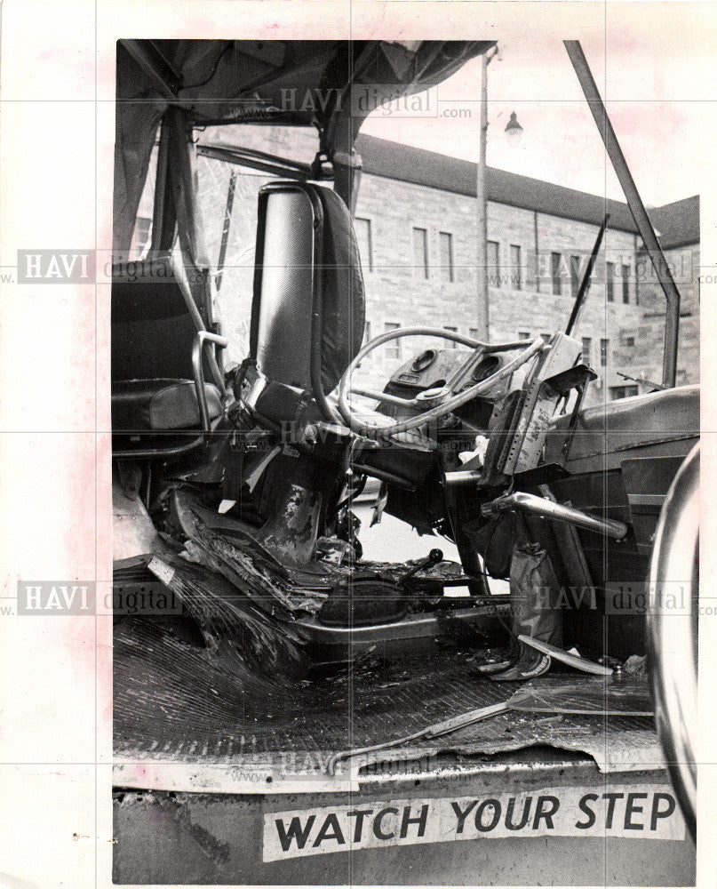 1973 Press Photo bus accident Great Lakes collision - Historic Images