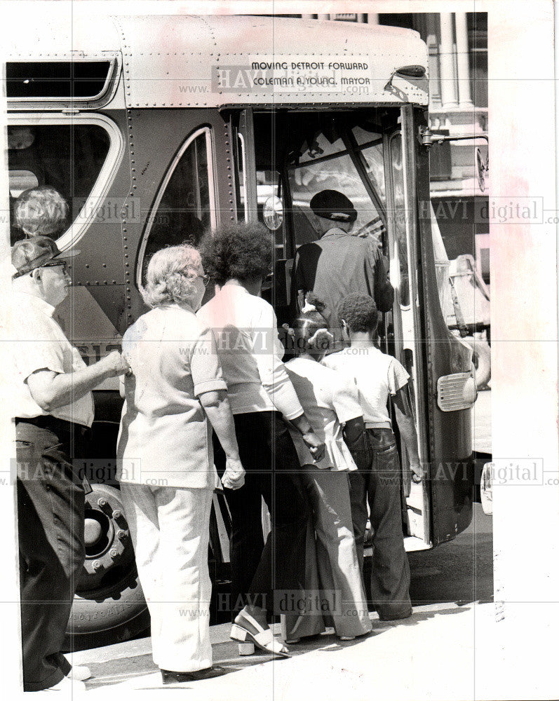 1977 Press Photo Bus - Historic Images