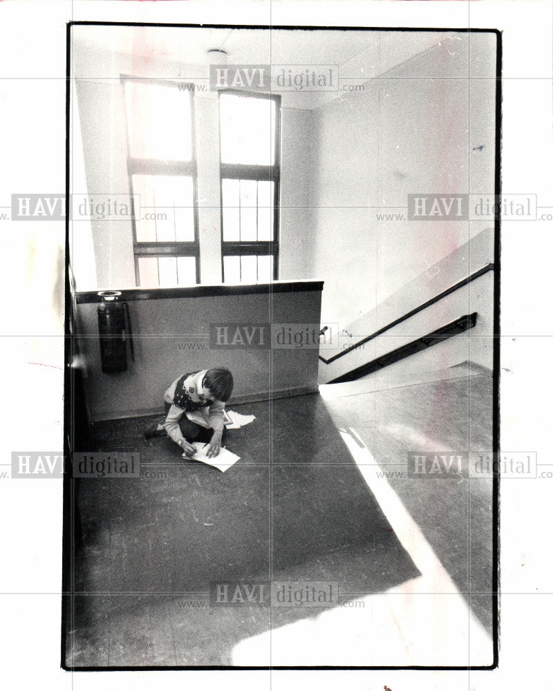 1982 Press Photo grader, spot,home work,sun,top floor - Historic Images