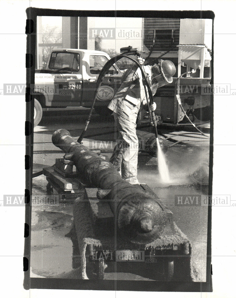 1987 Press Photo Cleaning 18th century cannons - Historic Images