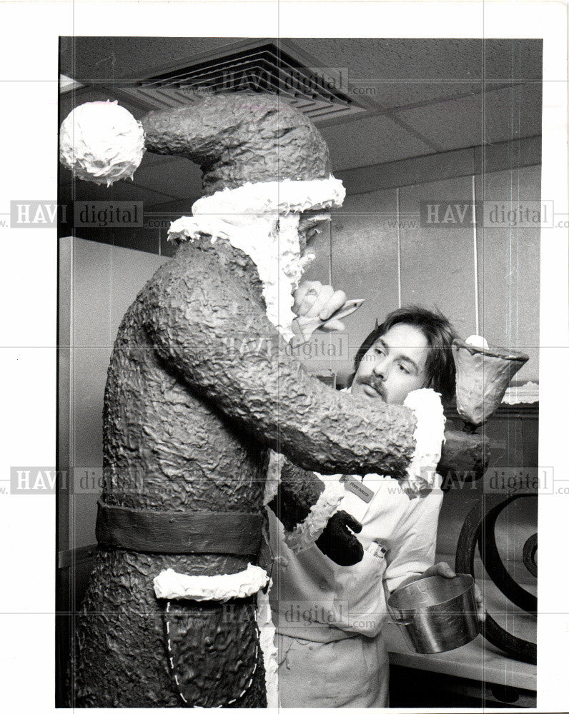 1977 Press Photo Erwin Dorch chocolate sculptor - Historic Images