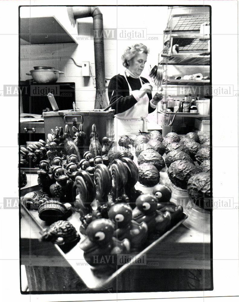 1982 Press Photo PAULETTE  PAINTING MOLD EASTER CANDY - Historic Images