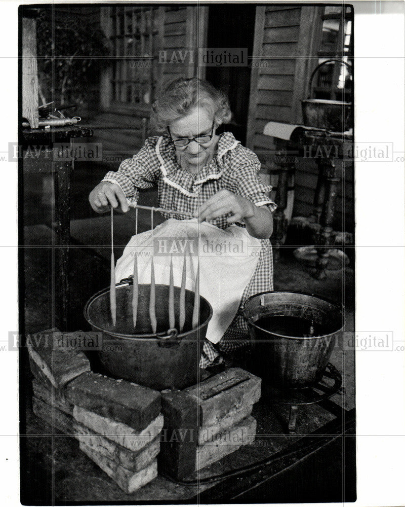 Press Photo Candle Dipping - Historic Images