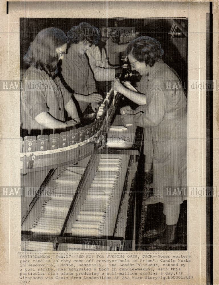 1972 Press Photo A Candle - Historic Images