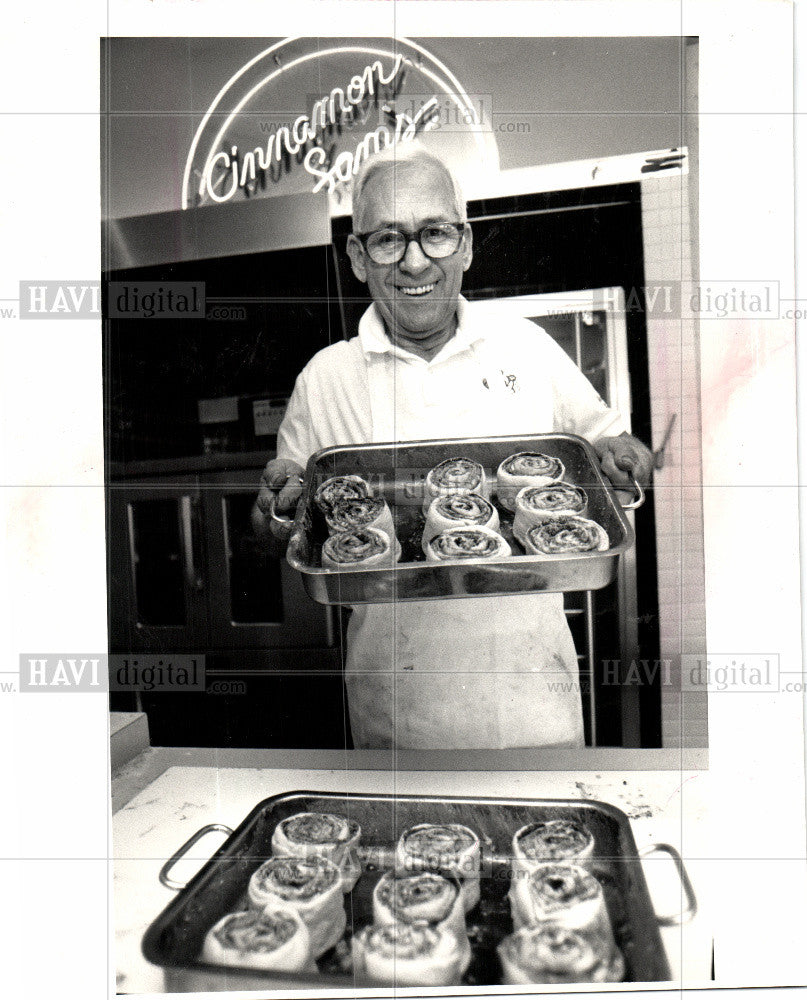 1987 Press Photo Cinnamon Sam&#39;s Bakery Chain expansion - Historic Images