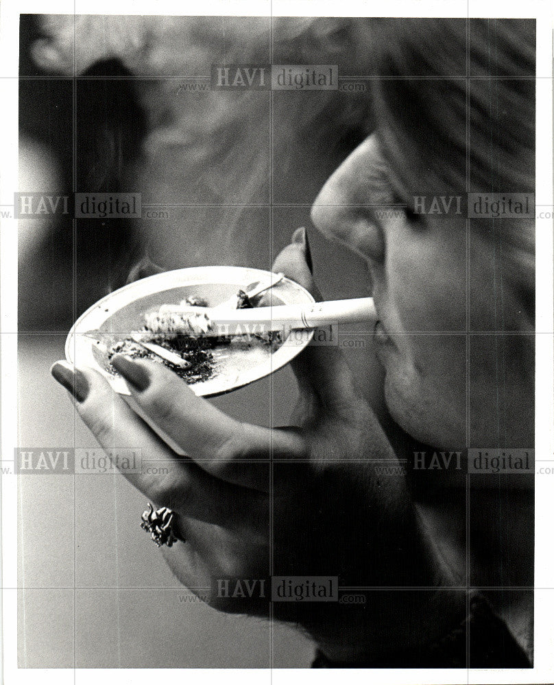 1987 Press Photo Woman taking a puff of cigarette - Historic Images