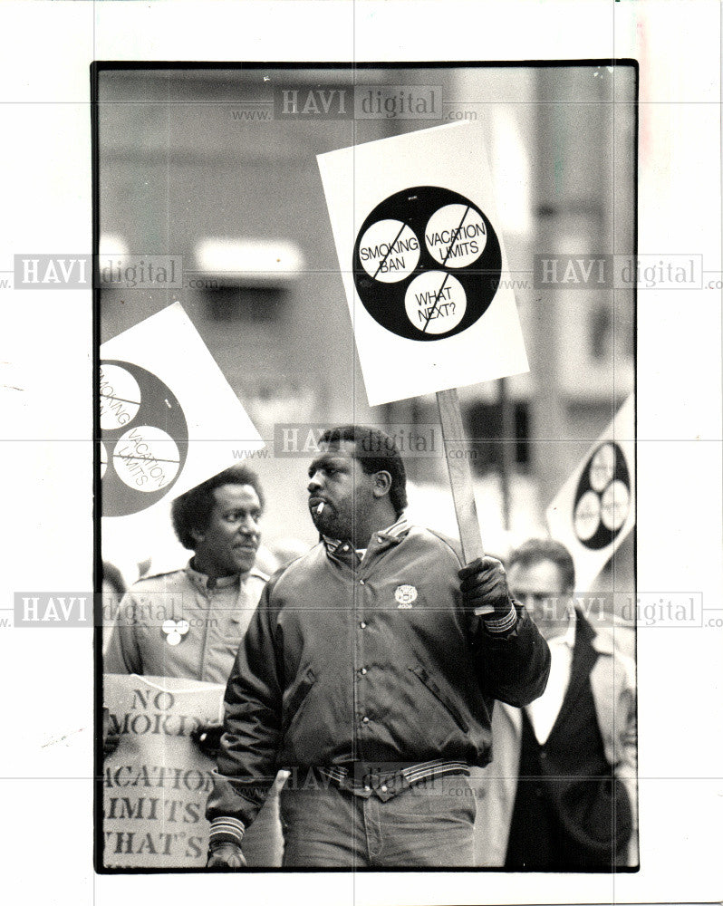 1987 Press Photo D&#39;Arthor Pearce Cigarette smoking ban - Historic Images