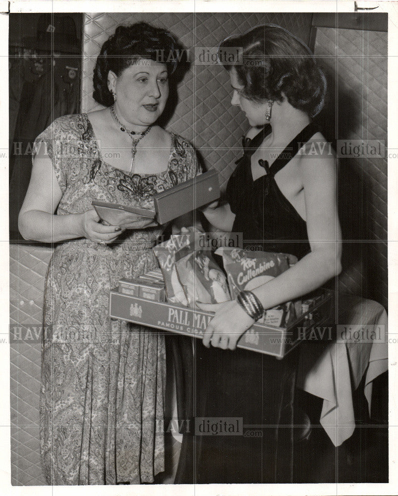 1950 Press Photo Cigarette Smoking - Historic Images