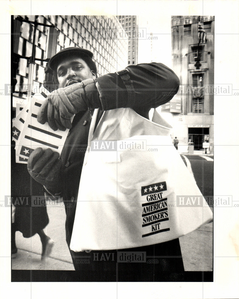 1986 Press Photo PHILIP MORRIS American smoker&#39;s kits - Historic Images