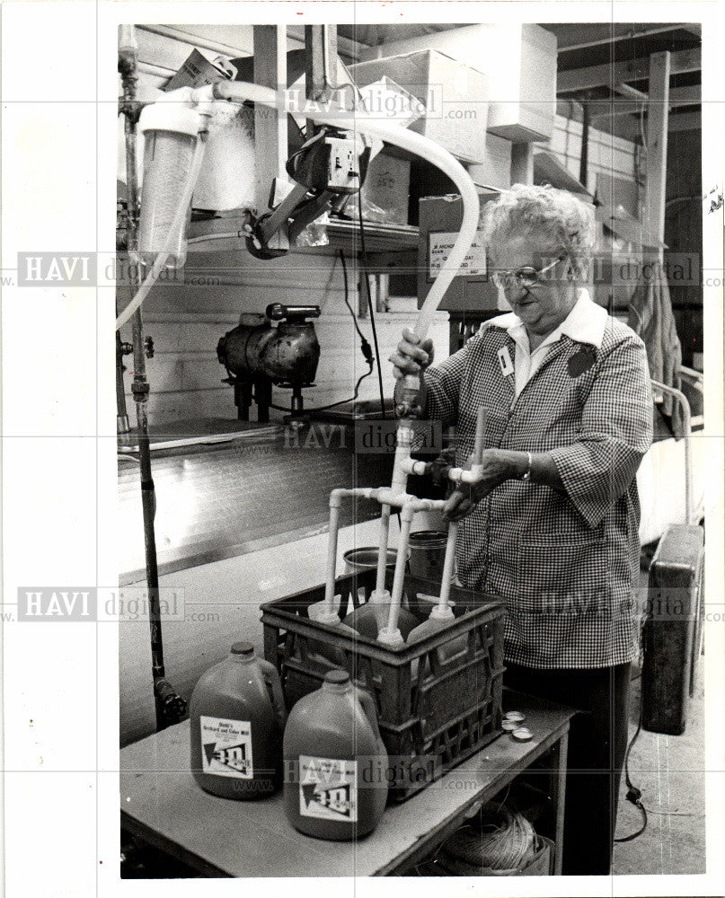 1975 Press Photo Cider - Historic Images