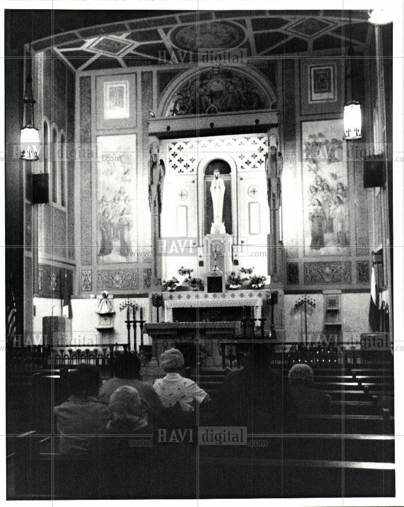 Press Photo Parishioners Rosary church moved - Historic Images