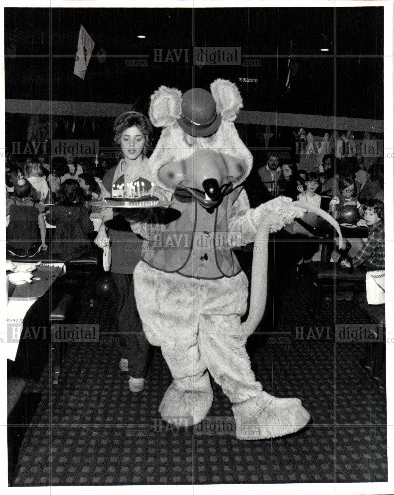 1982 Press Photo Dancing costumed rat, kids birthdays - Historic Images