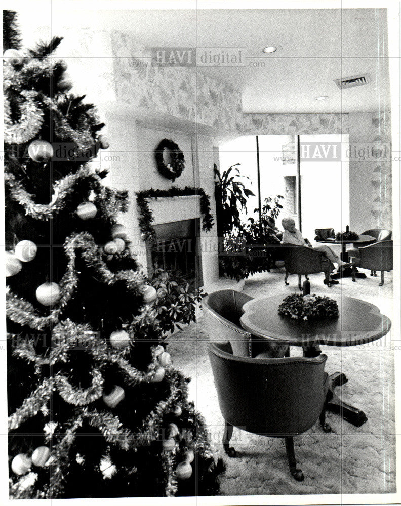 1984 Press Photo Christmas tree - Historic Images