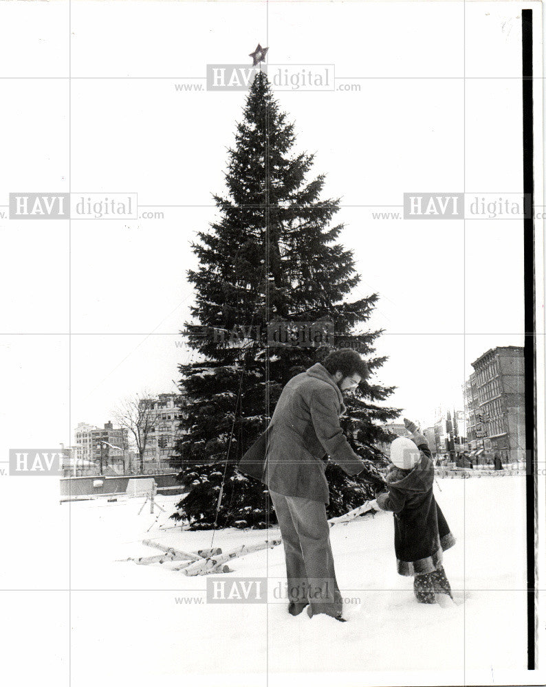 Press Photo Christmas Tree - Historic Images