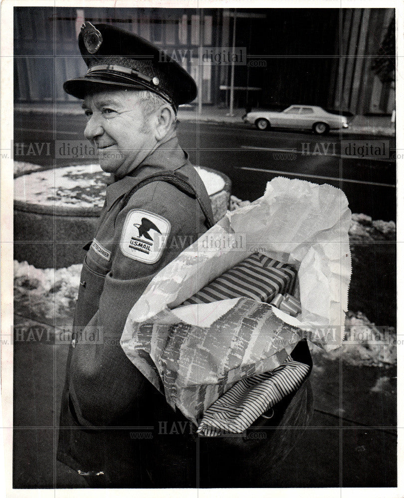 1973 Press Photo Frank Conway, postman, Christmas - Historic Images