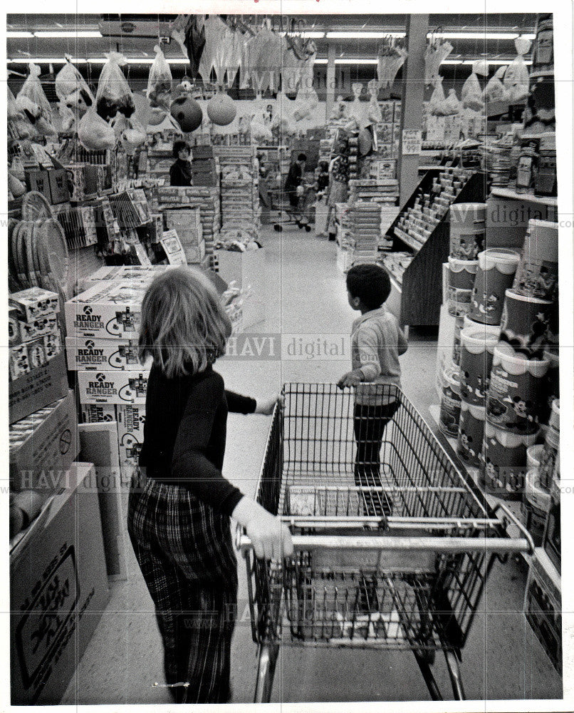 1973 Press Photo CHRISTMAS SHOPPING - Historic Images