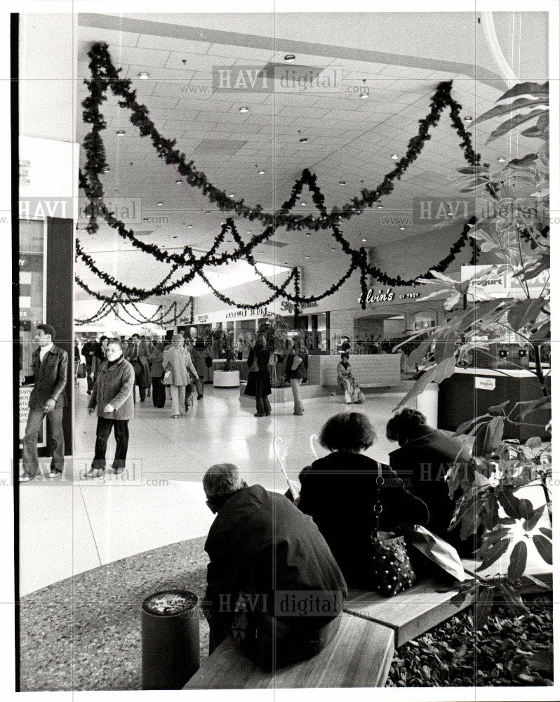 1976 Press Photo Christmas Shopping Oakland Mall - Historic Images