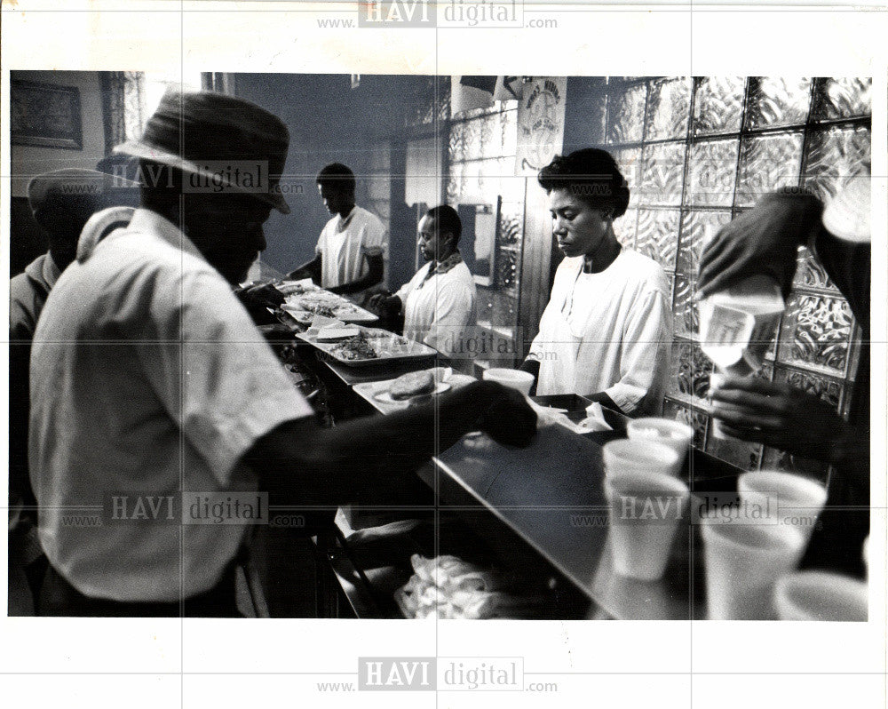 1979 Press Photo Servers,Capuchin Soup Kitchen - Historic Images