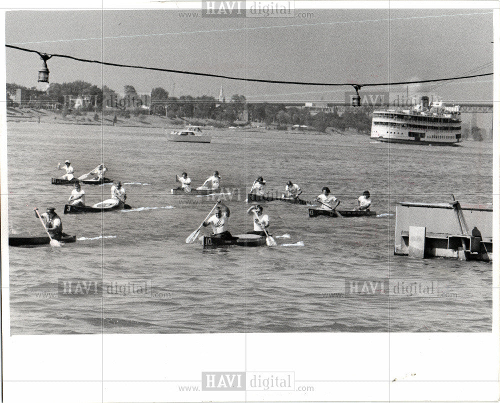 1976 Press Photo Canoeists Whip Detroit River - Historic Images