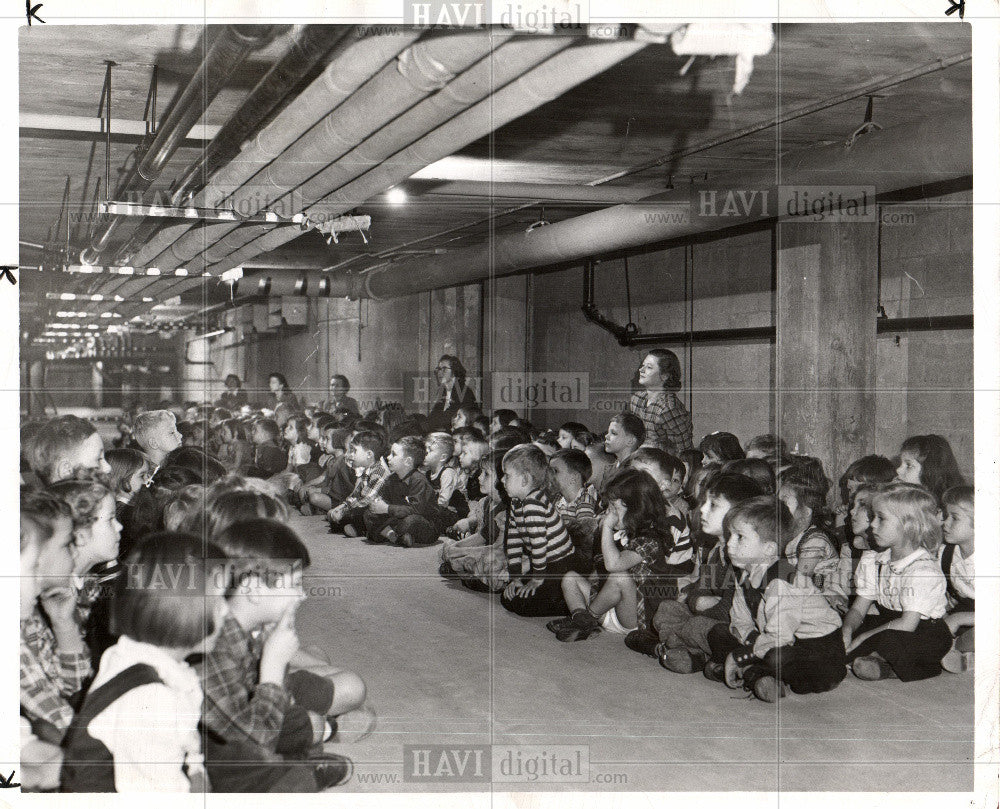 1950 Press Photo children, air raid - Historic Images