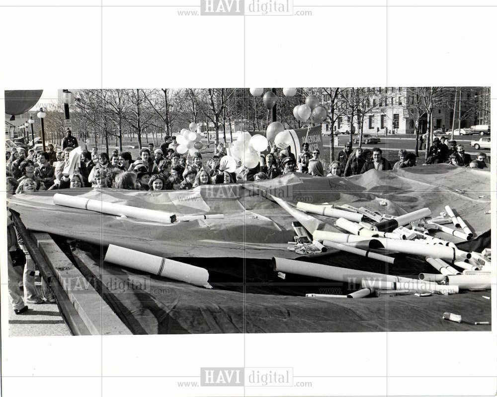 1980 Press Photo Cigarette butts largest ashtray view - Historic Images