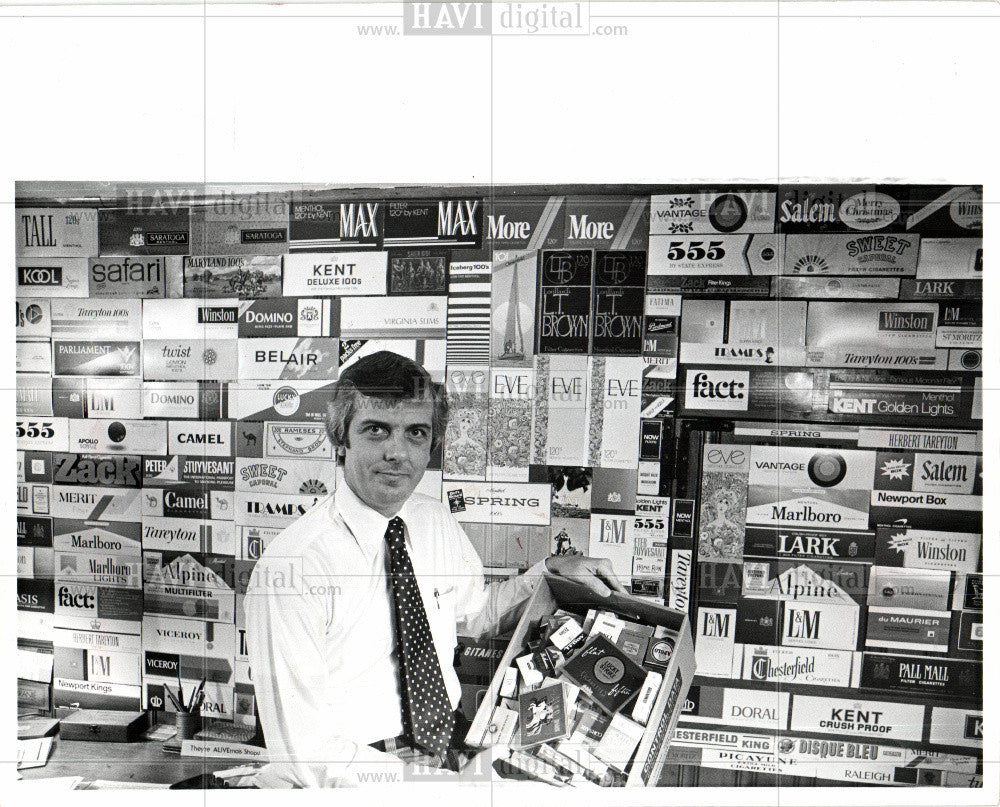 1977 Press Photo Frank Hogan cigarettes - Historic Images