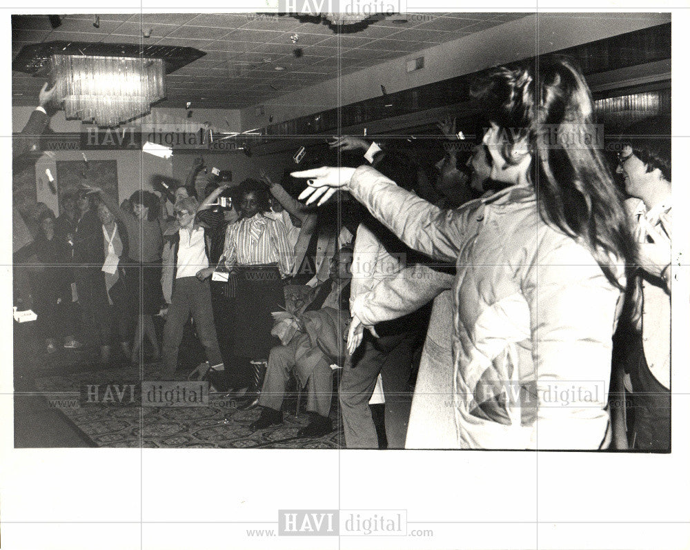 1988 Press Photo cigarette smoking Troy Hilton New Year - Historic Images