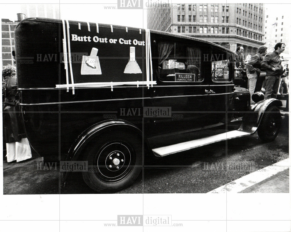 1977 Press Photo Anti-Smoking Campaign Hearse Smoking - Historic Images