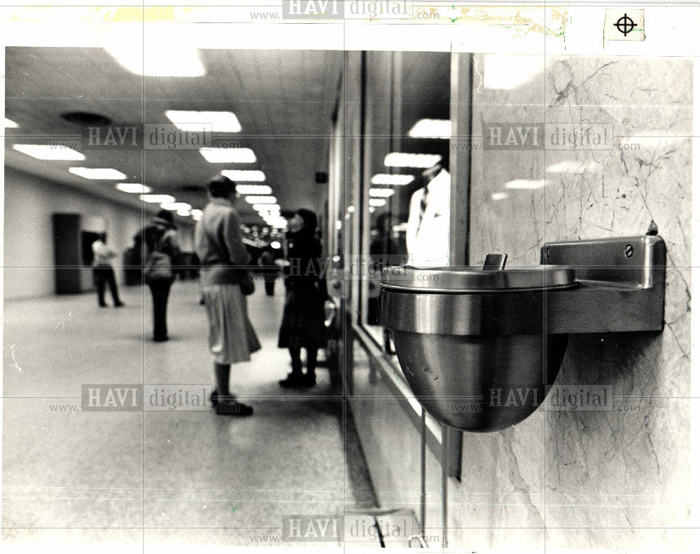 1987 Press Photo Ashtray public places cobo ciggarate - Historic Images