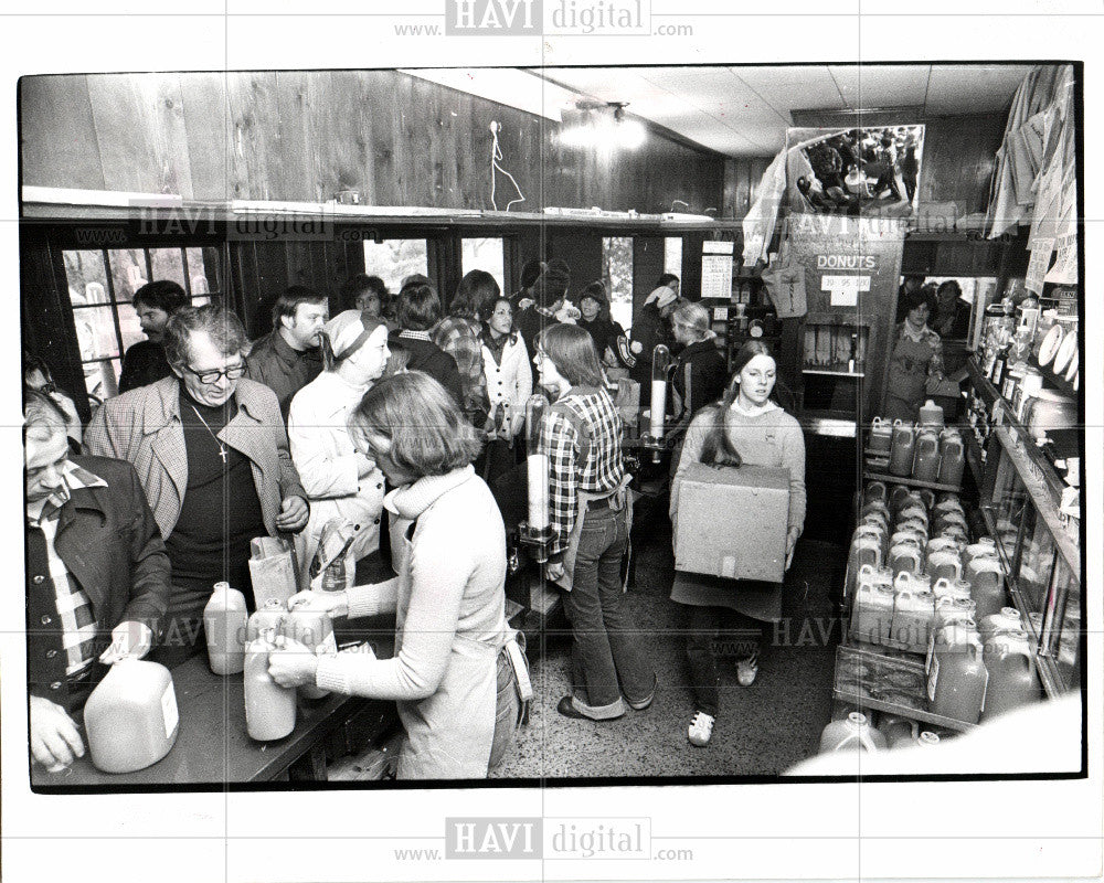 1977 Press Photo CIDER AND CIDER MIILS - Historic Images