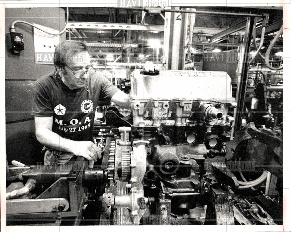 1988 Press Photo joe,operations,chrysler,employee,frent - Historic Images