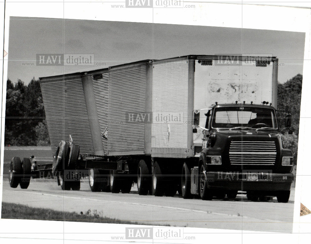 1991 Press Photo Truck trailer out of order - Historic Images