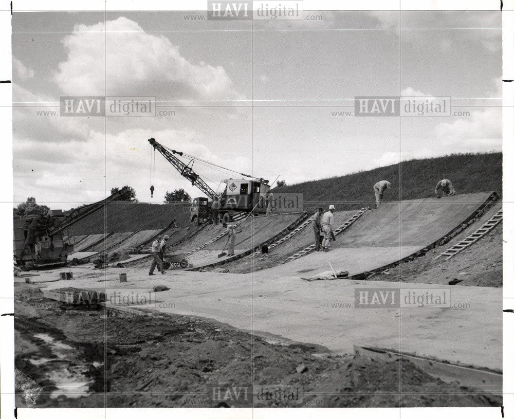 1953 Press Photo speed track construction banked paving - Historic Images