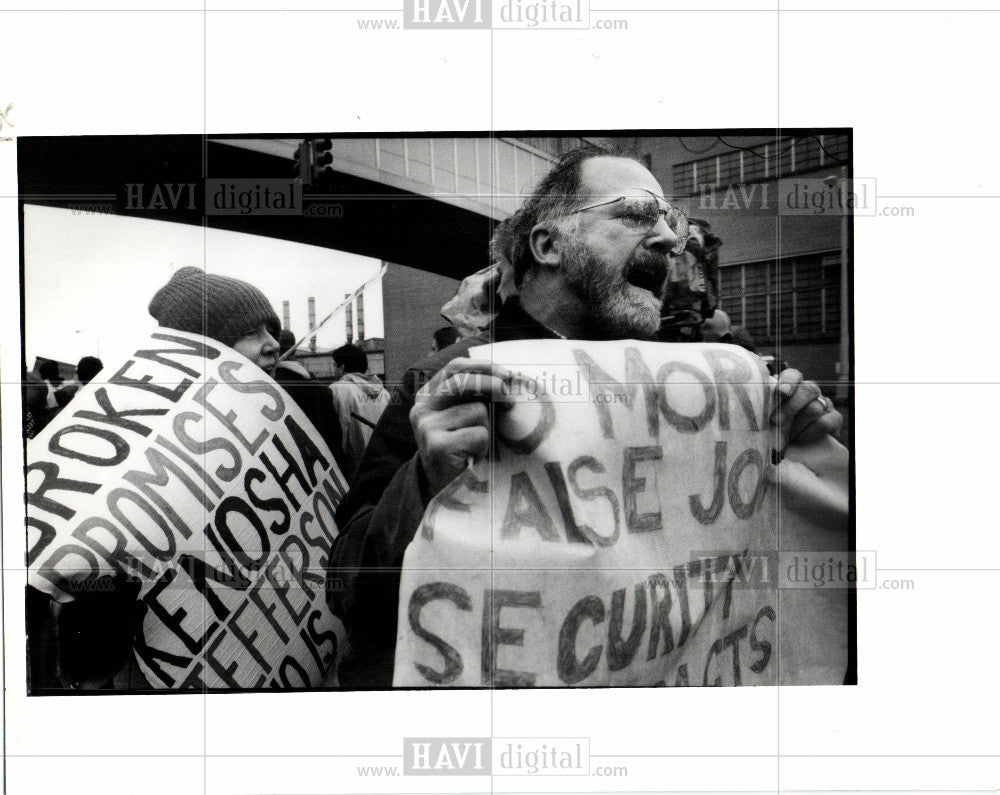 1990 Press Photo Detroit Automakers Protest No Layoff - Historic Images