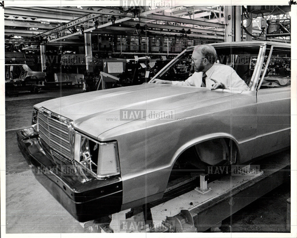 1980 Press Photo Tom Fox engineer assembly line K-car - Historic Images