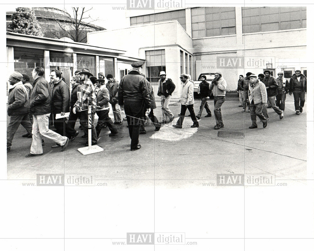 1982 Press Photo Chrysler workers - Historic Images