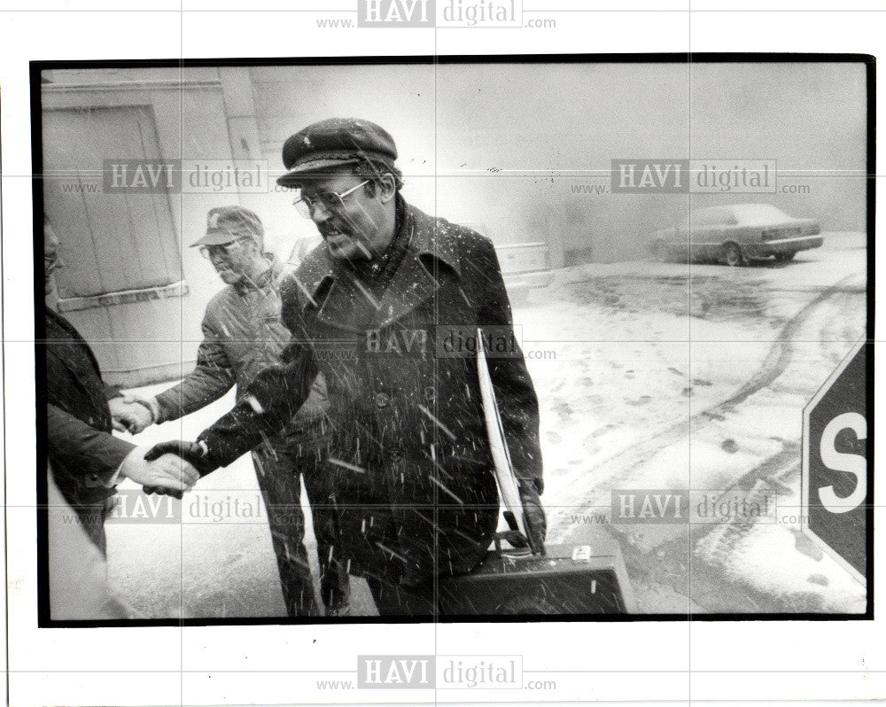 1990 Press Photo Thurmon Leon good-byes Chrysler&#39;s - Historic Images