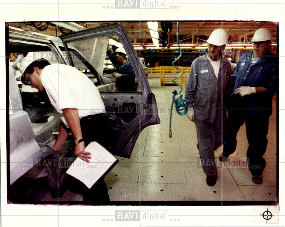 1991 Press Photo John Costigan Chrysler Detroit Plant - Historic Images