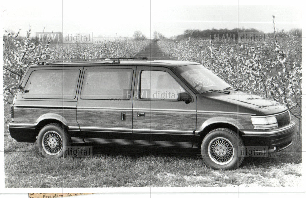 1991 Press Photo The Chrysler Town &amp; Country minivan - Historic Images