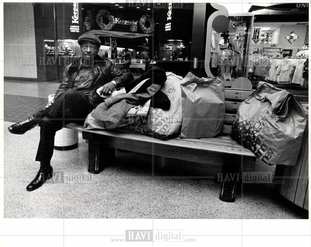 1980 Press Photo Eugene Harris Christmas Shopping - Historic Images