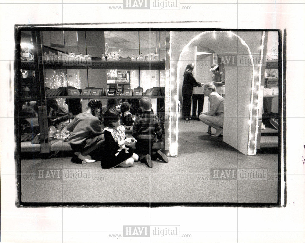 1989 Press Photo Children&#39;s Only Shoppe no adults - Historic Images