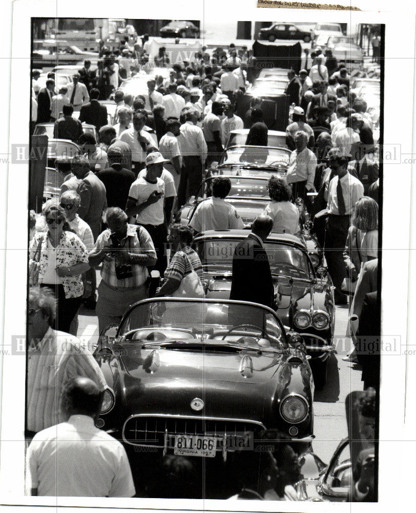 1992 Press Photo Chevrolet Corvettes GM building car - Historic Images