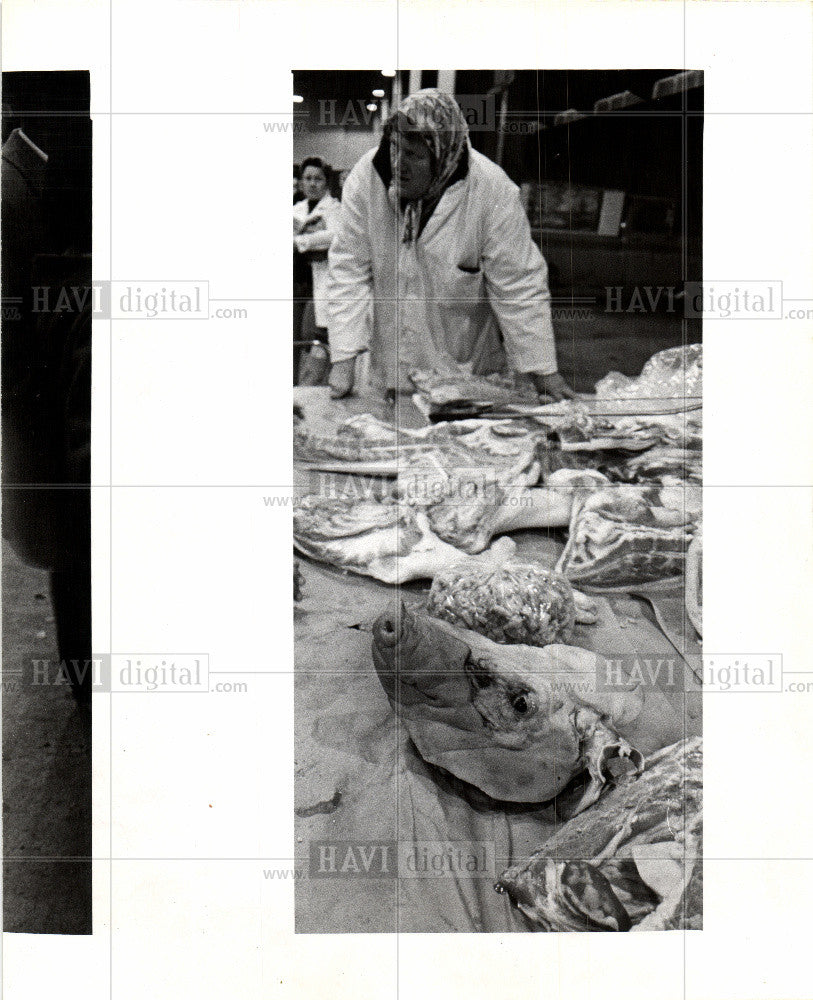 1974 Press Photo Detroit Chene-Ferry Market Butcher - Historic Images