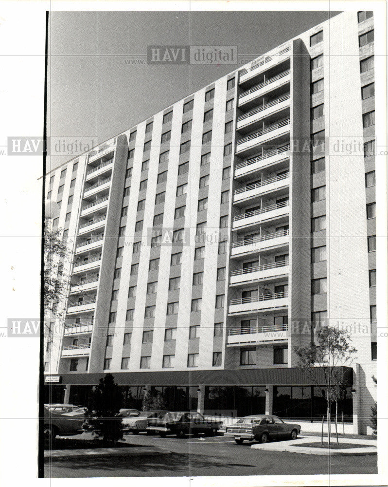 1976 Press Photo 2,000 on List for 300 Units - Historic Images