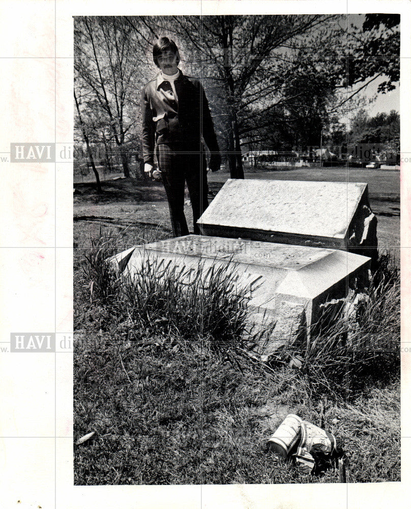 1974 Press Photo Robert Gorski litter tombstones - Historic Images