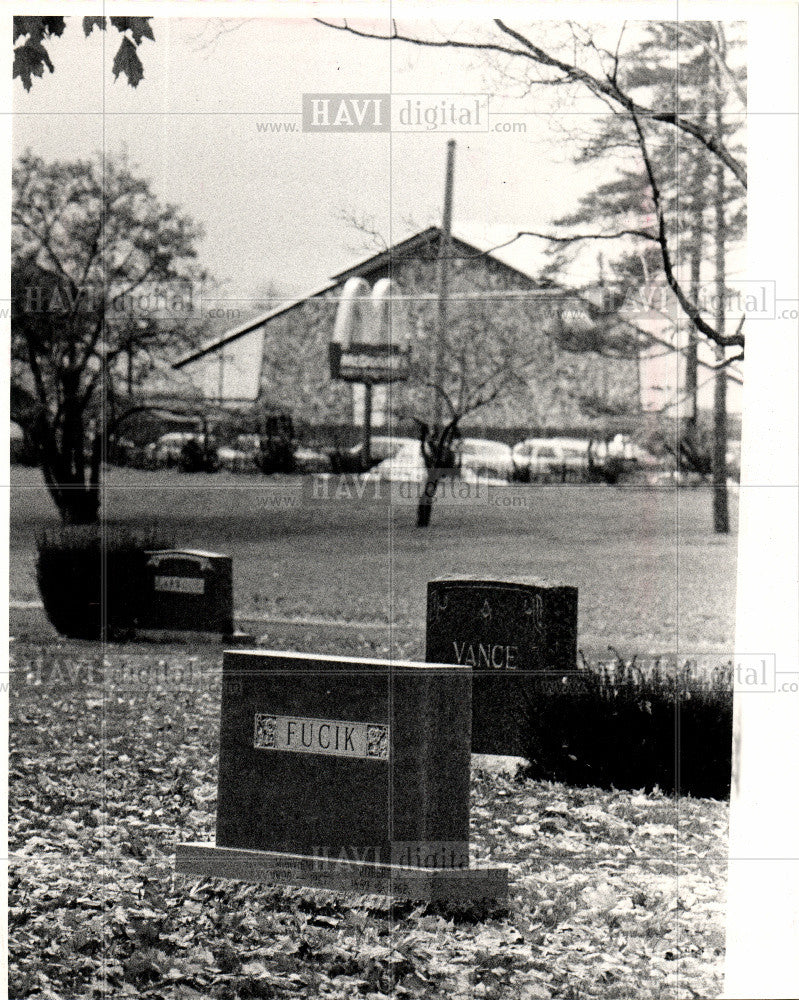 1983 Press Photo cremated remains are buried - Historic Images