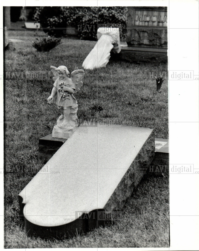 1985 Press Photo dead bodies,cremated remainsareburied - Historic Images