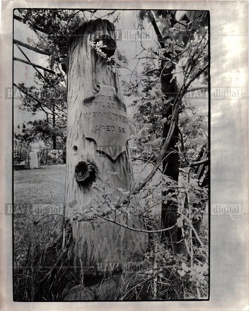 1976 Press Photo Mary Wadsworth, cemetery, tombstone - Historic Images