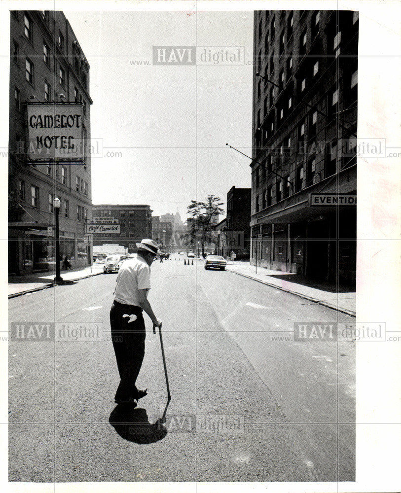 1974 Press Photo cass corridor man crossing street - Historic Images